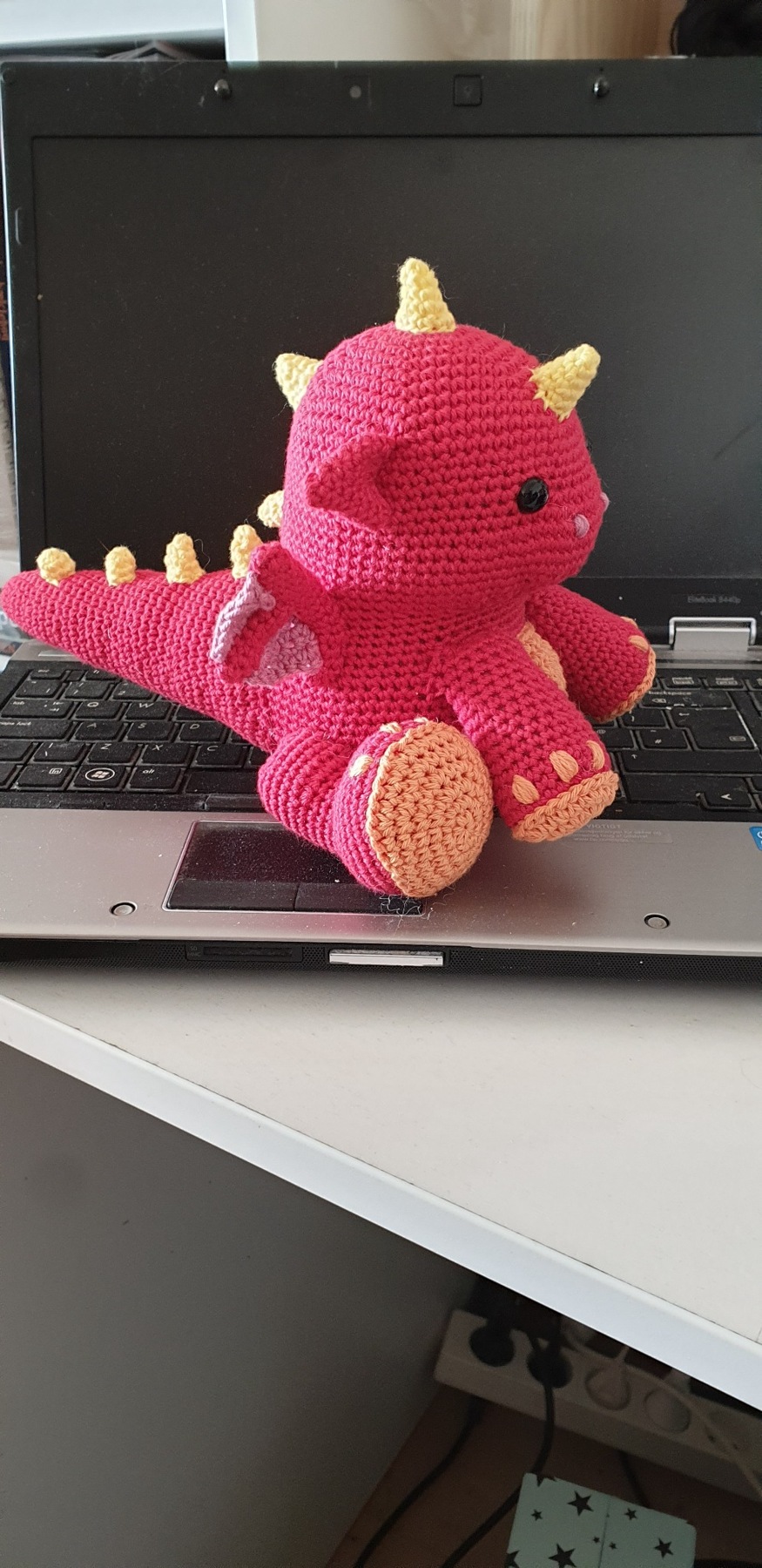 Sannes pink hæklede drage med gyldne horn